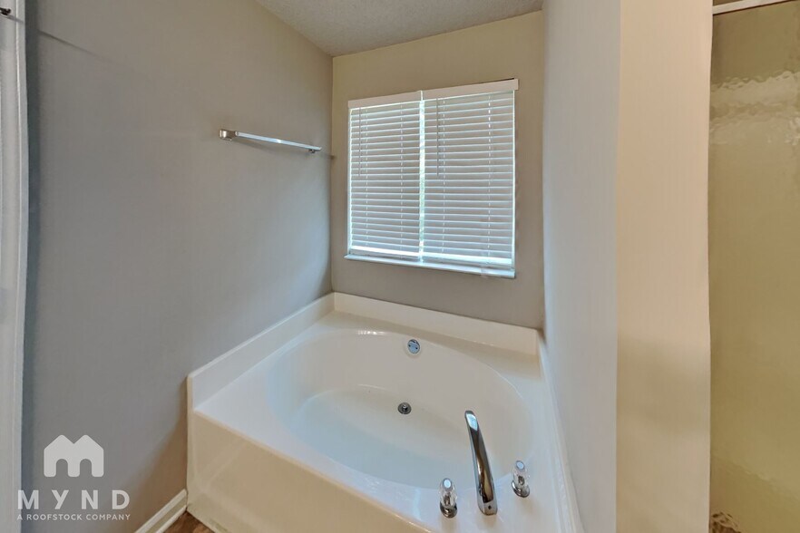 Building Photo - 6132 Hickory Ln Dr