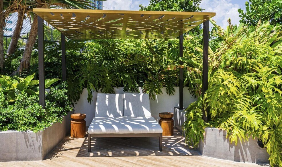 Building Photo - 700 NE 24th St