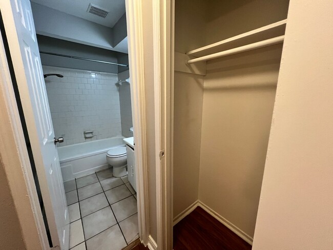 Building Photo - Duplex in Southwest Houston with Spacious ...