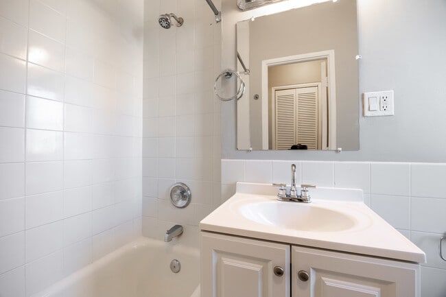 Building Photo - 1140 N La Salle Dr