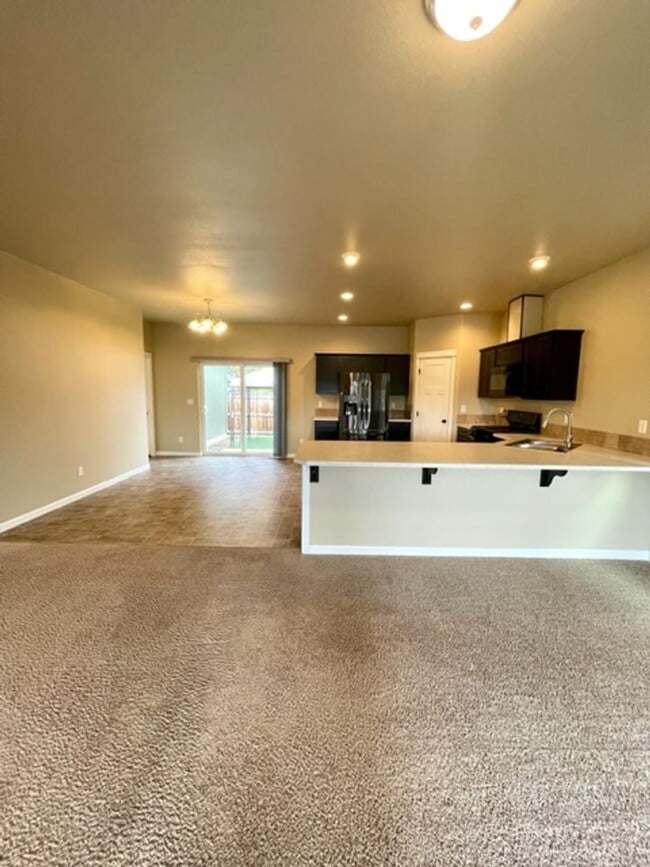 Building Photo - Beautiful 3 Bedroom Single Level home in SE Bend!