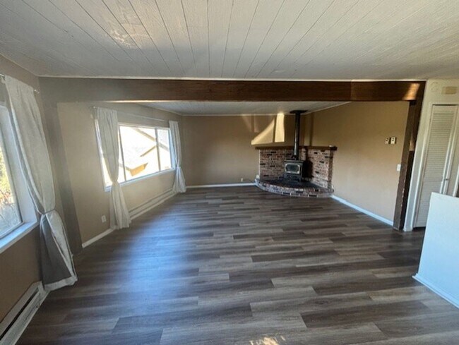 Building Photo - 2028 Linden Dr