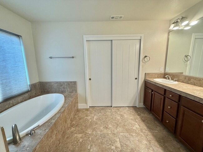 Building Photo - Hollister-Beautifully Updated 4BD/3BA Home with Garden Backyard in Prime Hollister Location