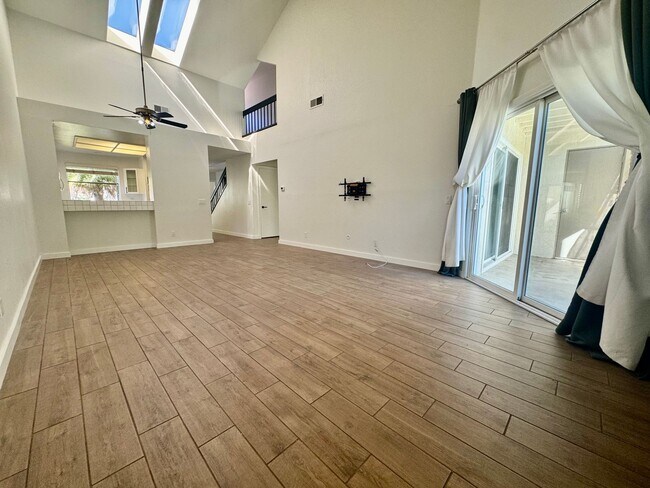 Building Photo - Beautiful 3 Bedroom Townhome near Mission ...