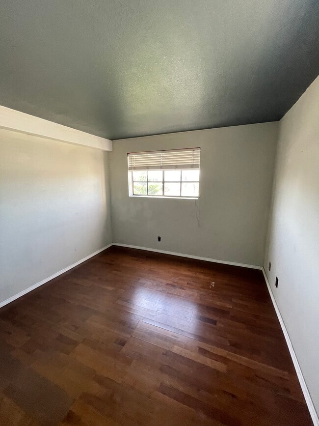 Building Photo - 15946 Vanowen St