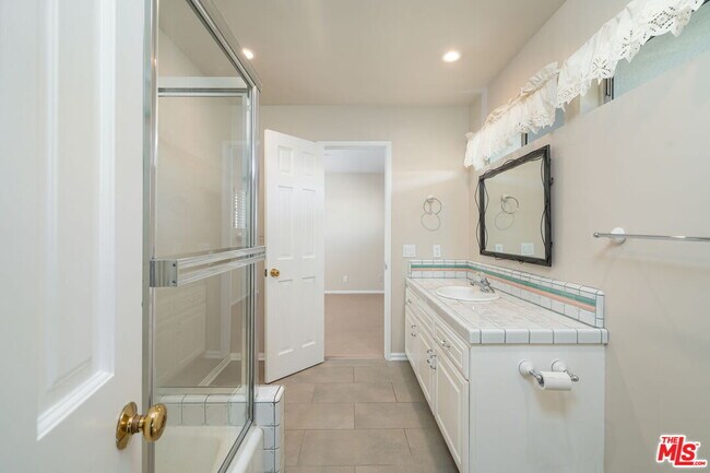 Building Photo - 14972 Camarosa Dr