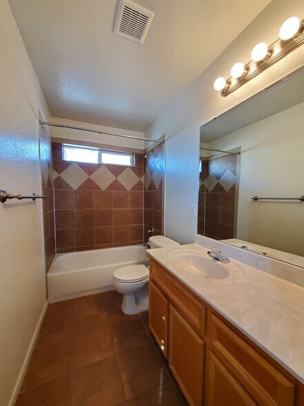 Building Photo - 1204 Cinch Dr