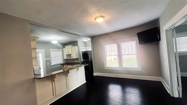 Building Photo - 403 S Albany Ave