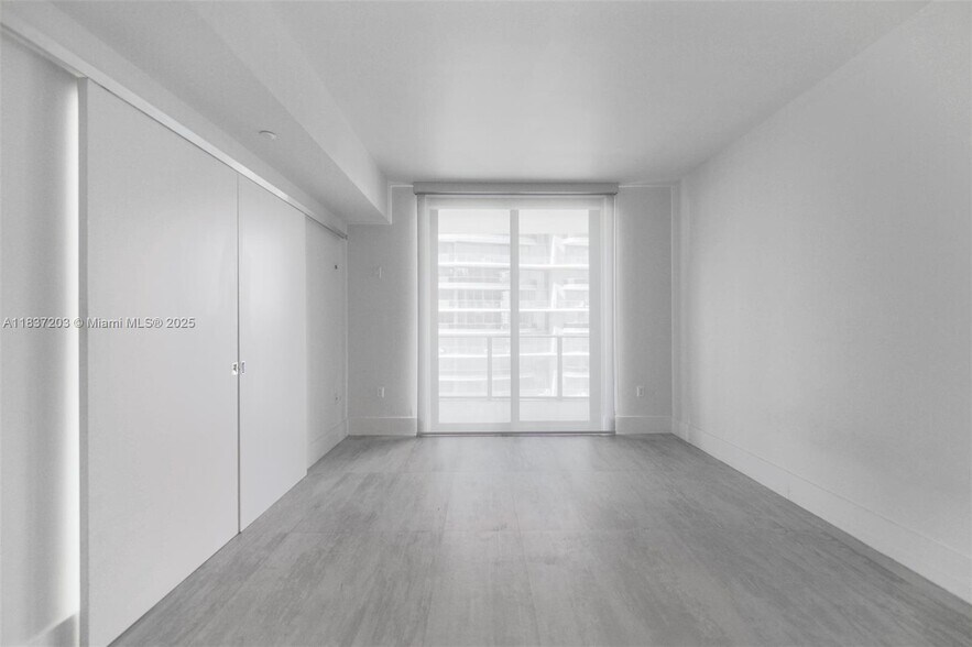 Building Photo - 1010 Brickell Ave