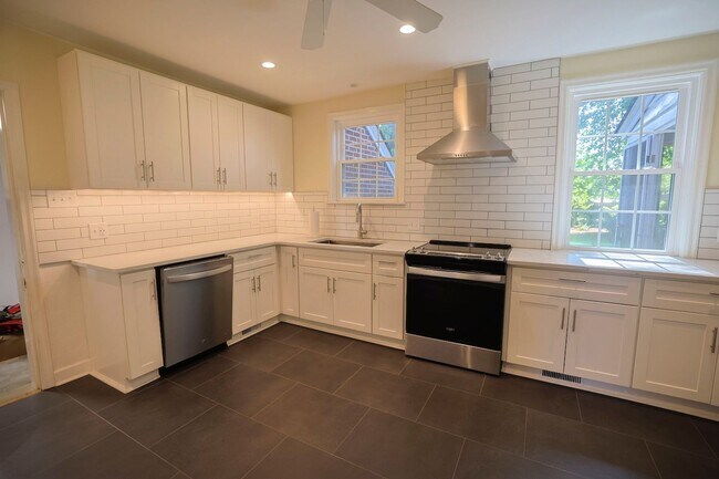 Building Photo - Beautiful 3BR/1.5BA Home in Newport News, VA - Move-in Ready!