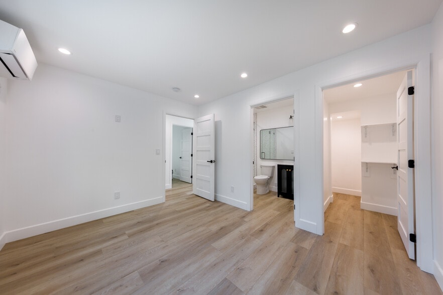 Building Photo - 854 S Sycamore Ave