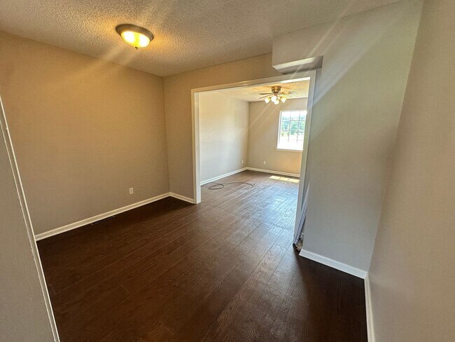 Building Photo - 904 Southwood Dr