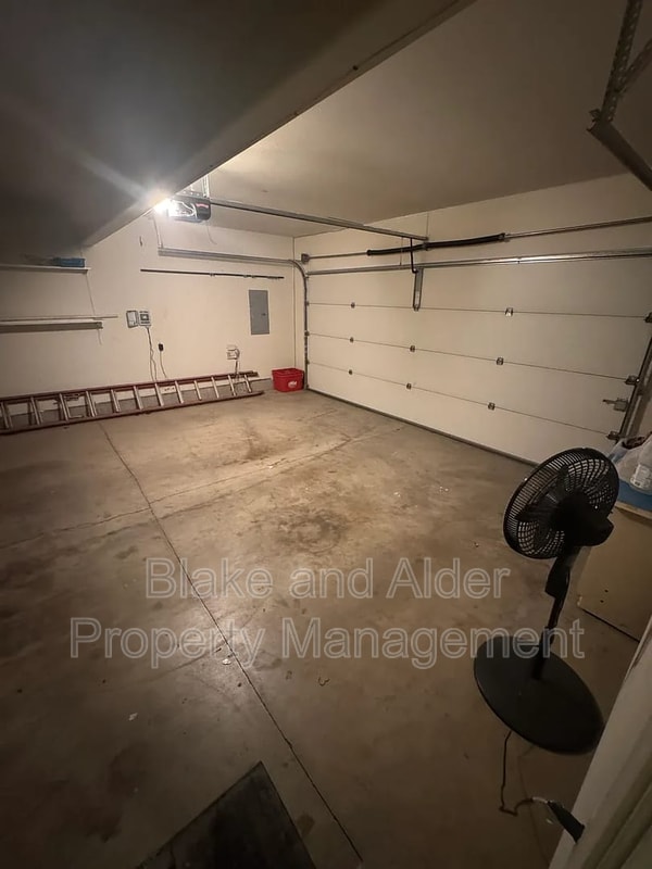 Building Photo - 1079 NE Creeksedge Dr