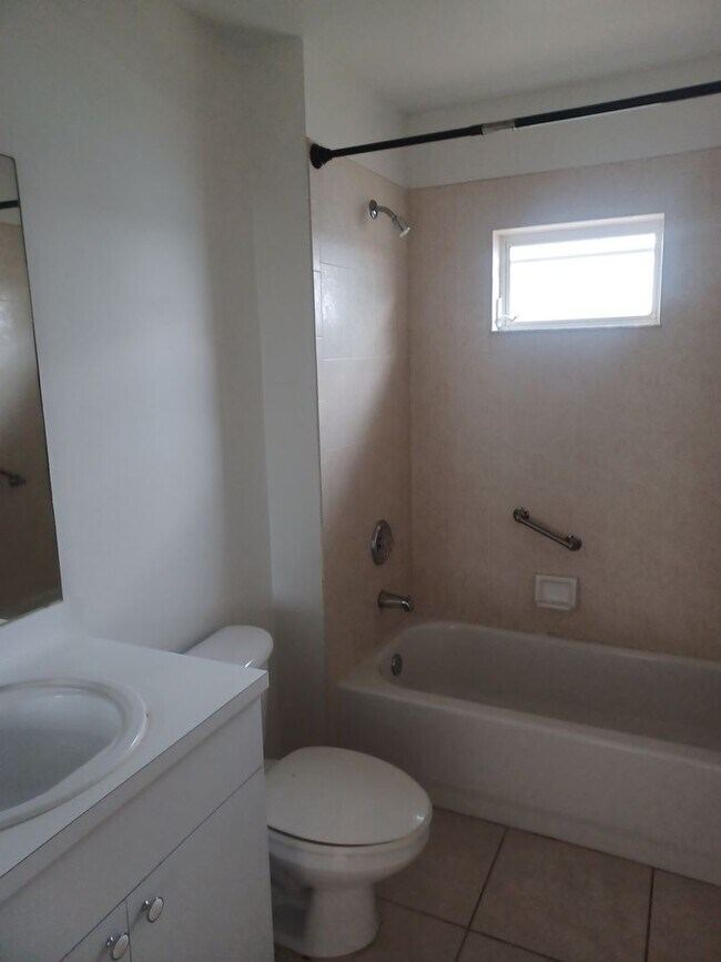 Building Photo - 3018 SE Santa Barbara Pl