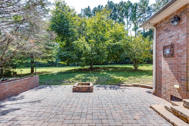 Building Photo - Luxury, Location, and Lifestyle on Rolling...