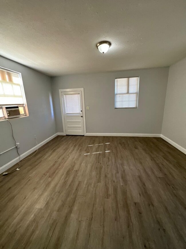 Building Photo - Fully Renovated 2/1-Single Family  Available for Immediate Rent!