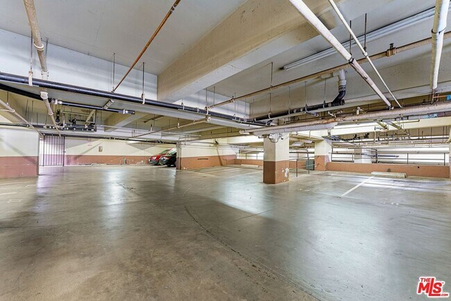 Building Photo - 540 Kelton Ave