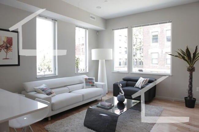 Building Photo - Luxury Allston 4-bed+2.5-bath+2-parking