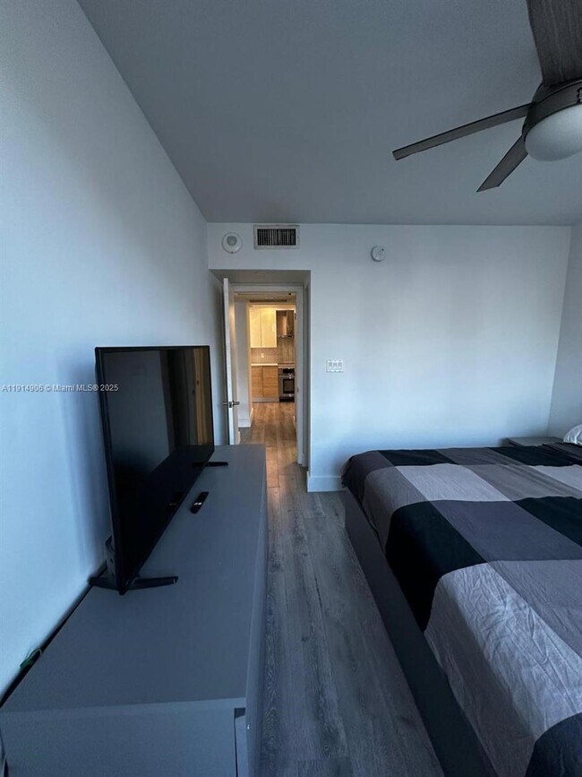 Building Photo - 5600 Collins Ave