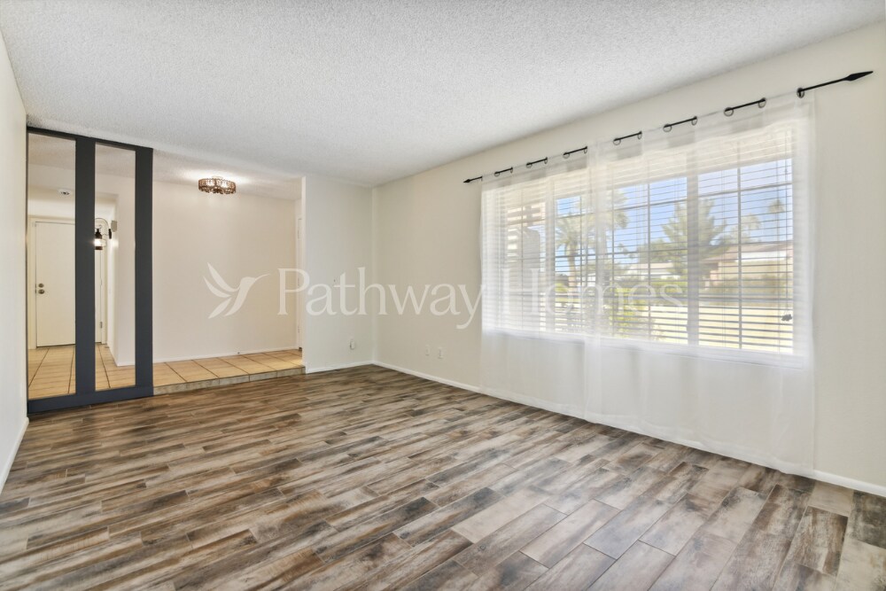 Building Photo - 807 E Country Gables Dr