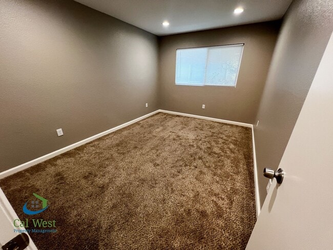 Building Photo - $2695 Remodeled 2 Bed/1 Bath Upstairs Unit