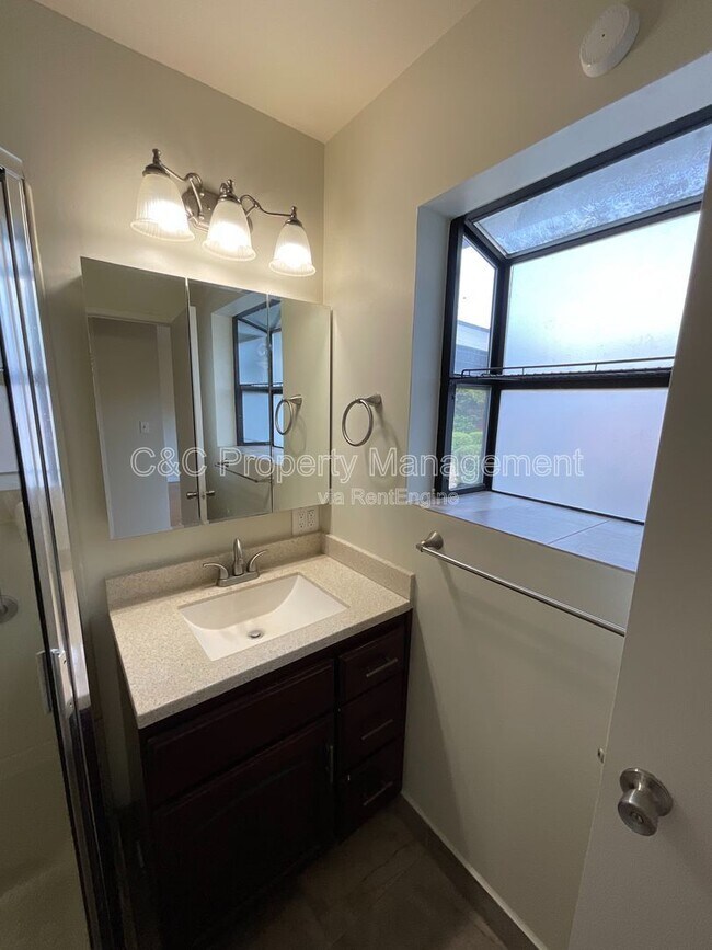 Building Photo - 1426 Ormsby Dr