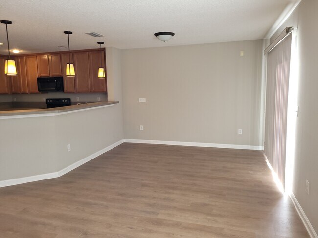 Building Photo - 301 Cherry Way