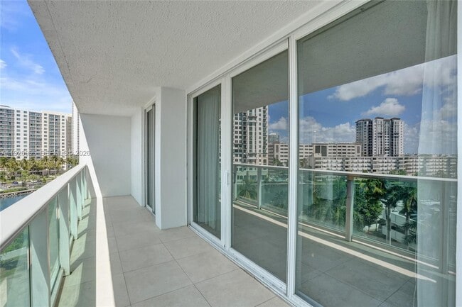 Building Photo - 100 Bayview Dr