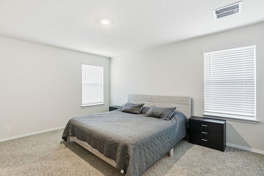 Building Photo - Room in House on Navidad Pike