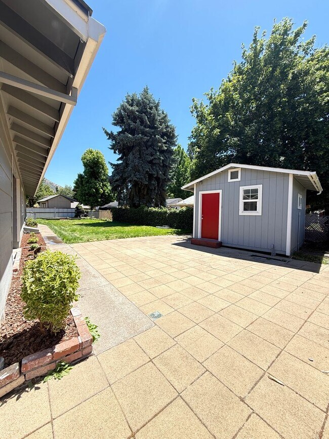 Building Photo - Beautiful 3 Bedroom, 2 Bathroom Rogue River Rental