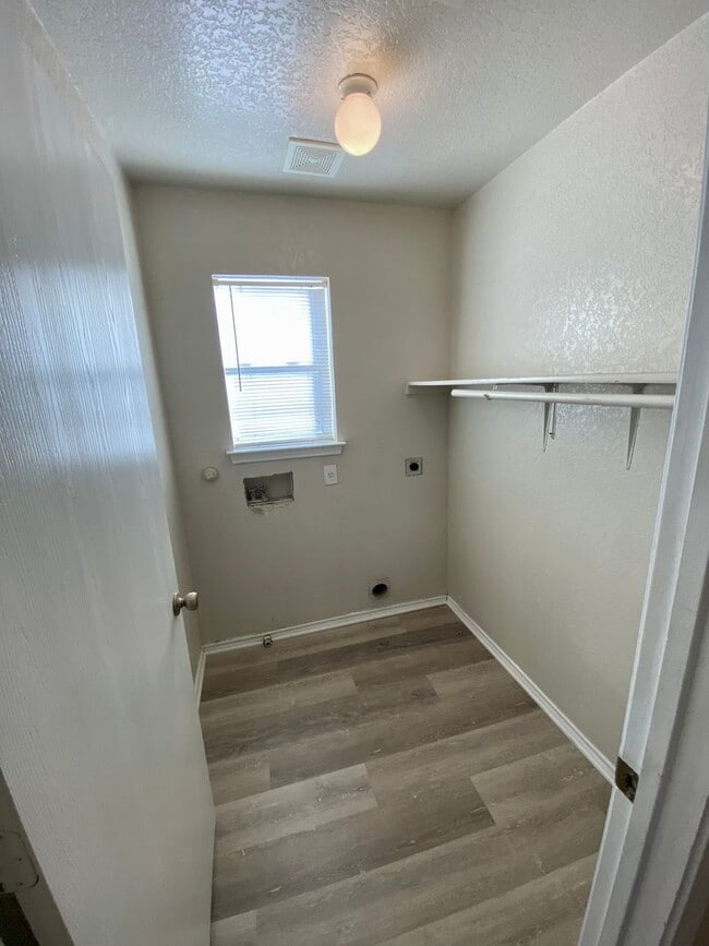 Building Photo - Beautiful 4 Bedroom