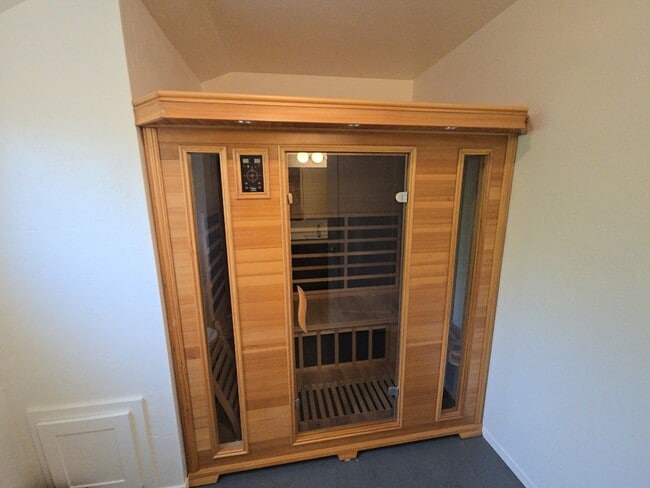 Building Photo - 3BD/2BA Eureka home is close to Sequoia Park, boasts infrared sauna!