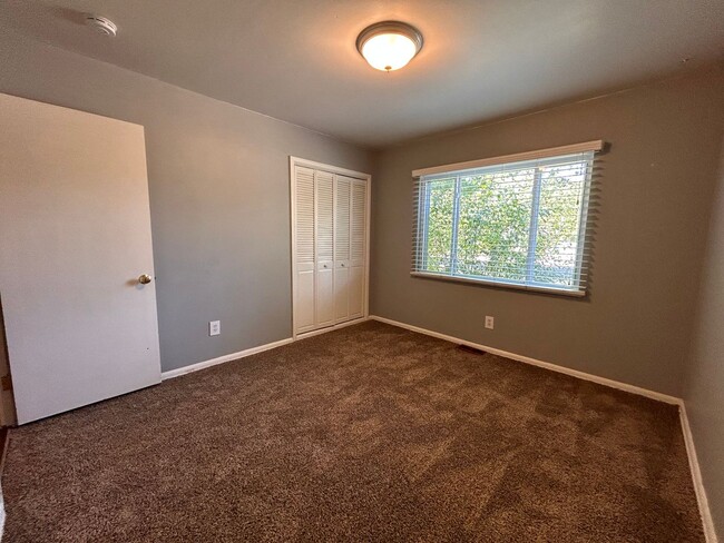 Building Photo - $0 DEPOSIT OPTION, U-HILLS, 4 BED, LARGE A...