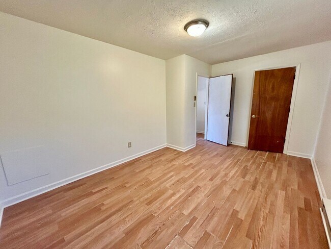 Building Photo - MAC190