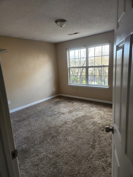 Building Photo - 529 Crest Dr SW