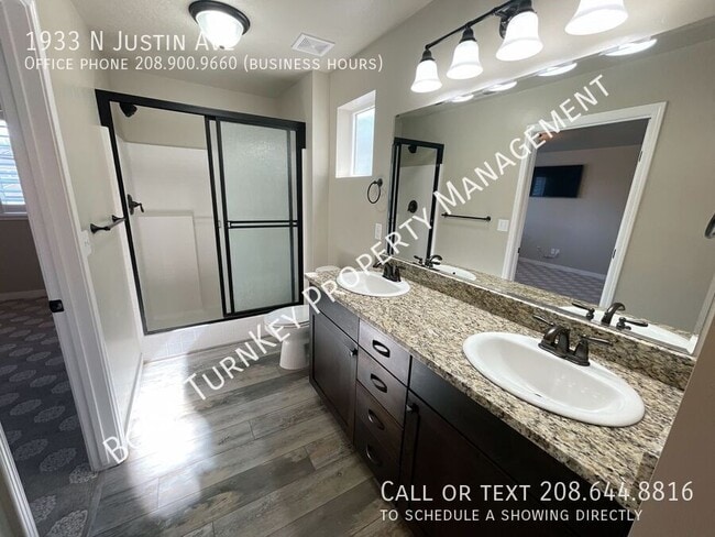 Building Photo - 1933 N Justin Ave