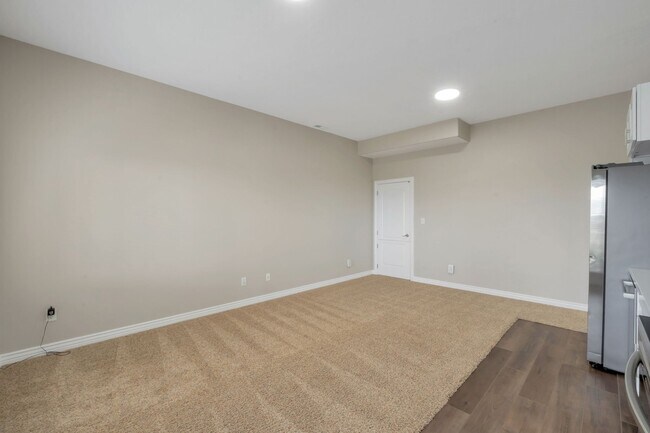 Building Photo - 8961 N Cottage Cyn Dr
