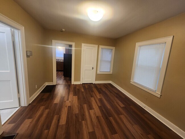 Building Photo - Beautiful 2 bedroom 1 bath renovated home with washer/dryer hookups!