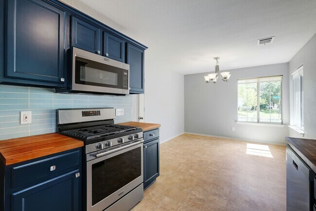 Building Photo - Charming 3BR / 2BA Rental with Fenced Yard & Covered Deck