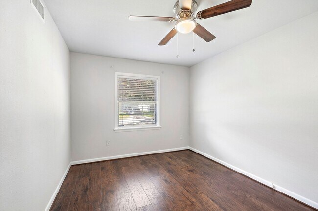 Building Photo - 5106 De Lange Ln
