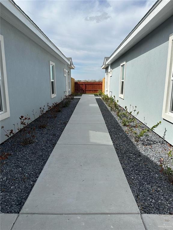 Building Photo - 2511 N Vineyard Ave