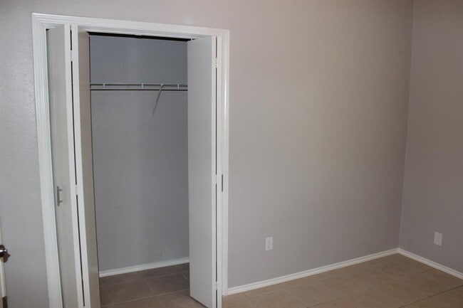 Building Photo - 2208 Quiet Wood Dr