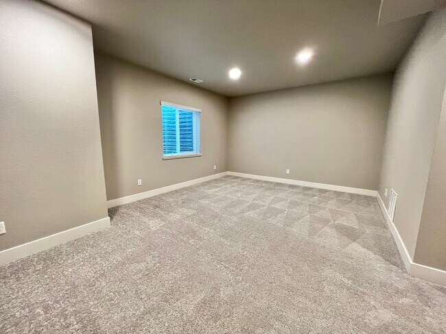 Building Photo - Beautiful 3 Bed 2.5 Bath House in Timnath!