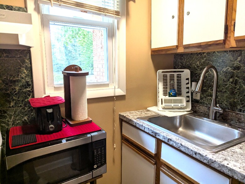 Building Photo - 950 Ellis Rd