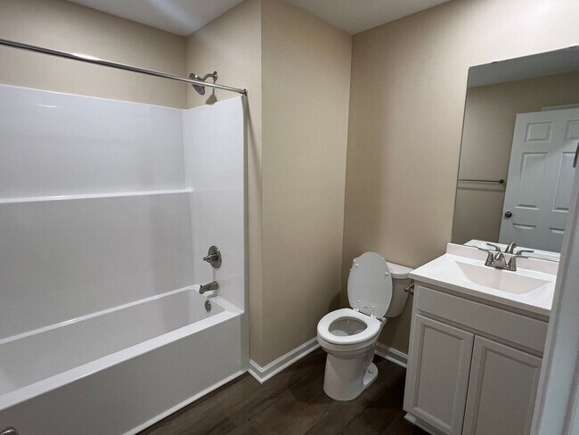 Building Photo - Nice  2 Bedroom, 2 bath duplex.