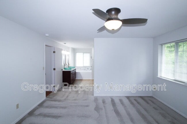 Building Photo - 2000 Village Green Dr