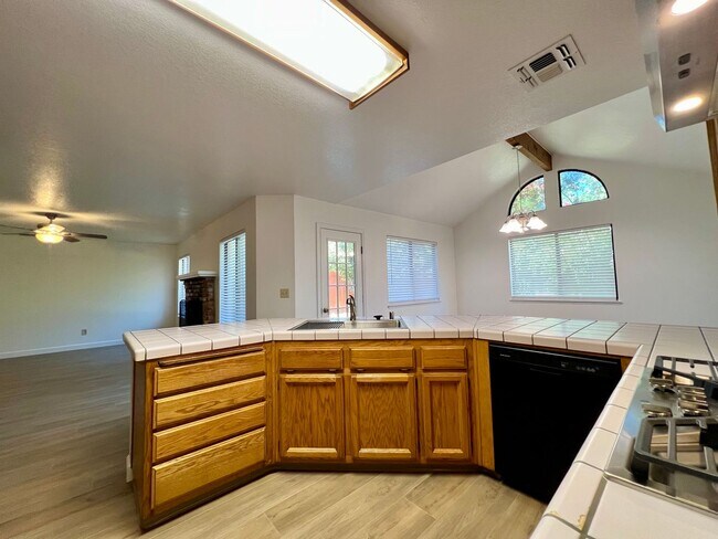 Building Photo - 1342 Kingswood Dr