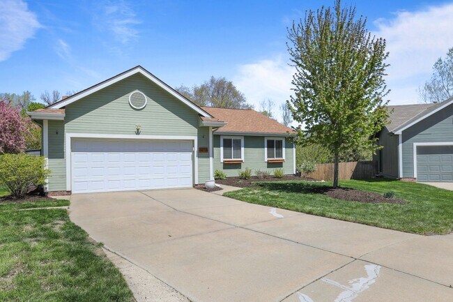 Building Photo - Stunning Raised Ranch | 4 Bedroom 3 Bathro...