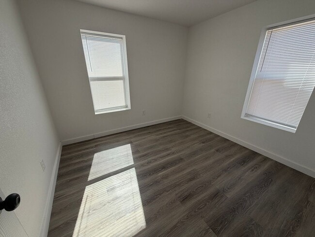 Building Photo - 3002 1st Pl