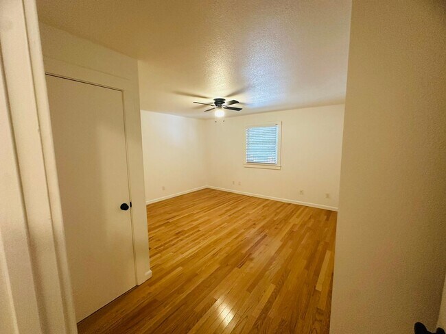 Building Photo - Spacious 1 Bedroom in Downtown Sacramento Where Convivence Is KEY! CALL Today To Schedule a Showing!
